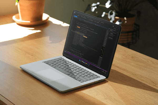 2022 年 5 月固件更新后，所有人现在都可以使用 Surface Laptop Studio 上的动态刷新率