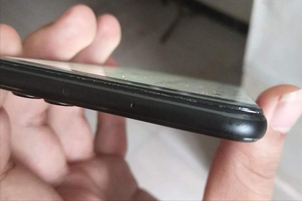 手机屏幕开胶了是什么原因造成的（教你手机屏幕开胶的维修步骤和方法）